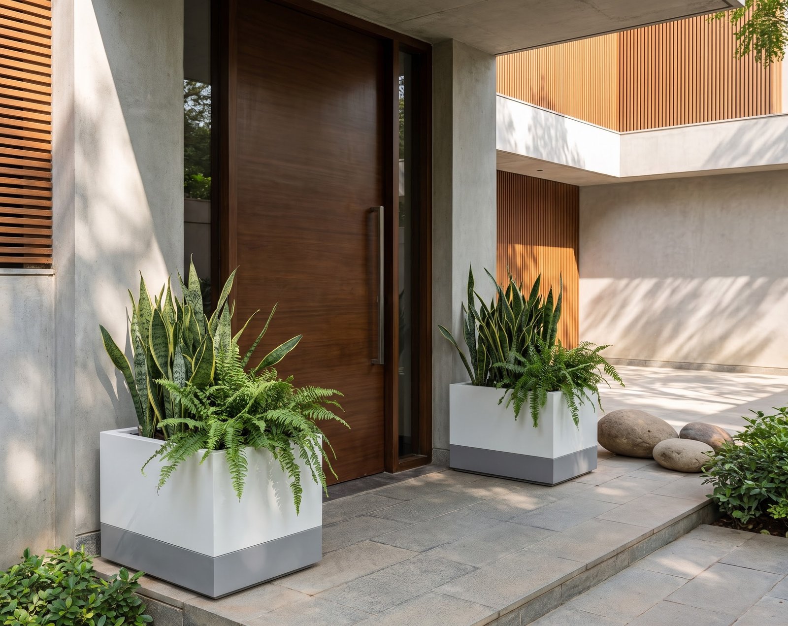 Minimalist entrance with dual-tone fiberglass home entrance planters
